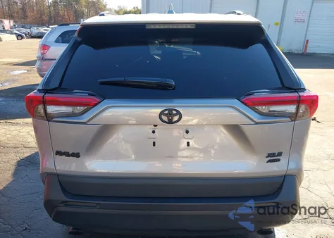 2020 Toyota Rav4 Xle z USA, uszkodzony, nr VIN 2T3P1RFV5LW104471